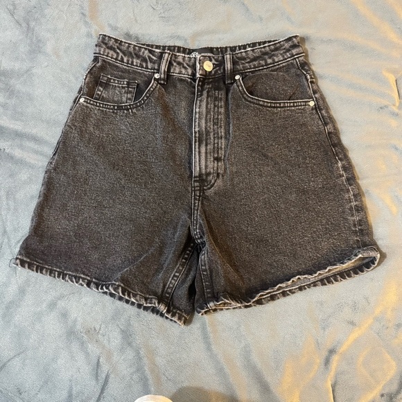 Zara Denim Jean Shorts

#1061 - Picture 1 of 8